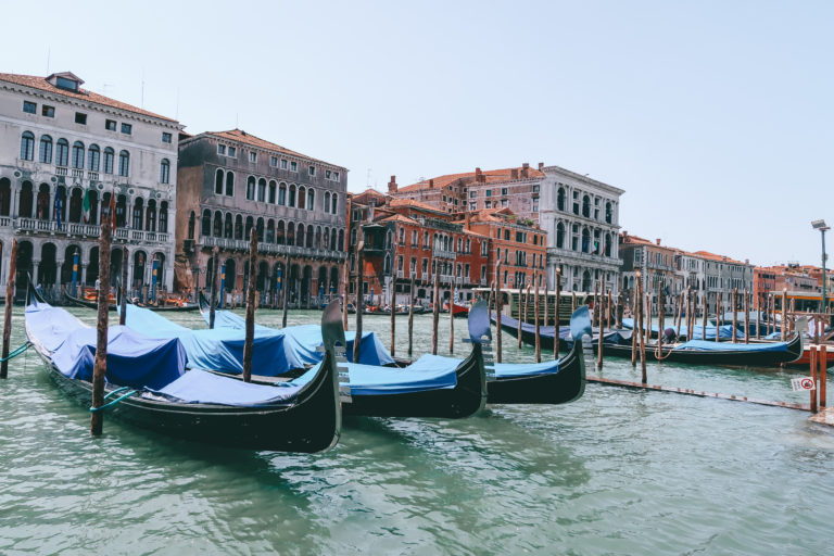 THE ULTIMATE VENICE TRAVEL GUIDE